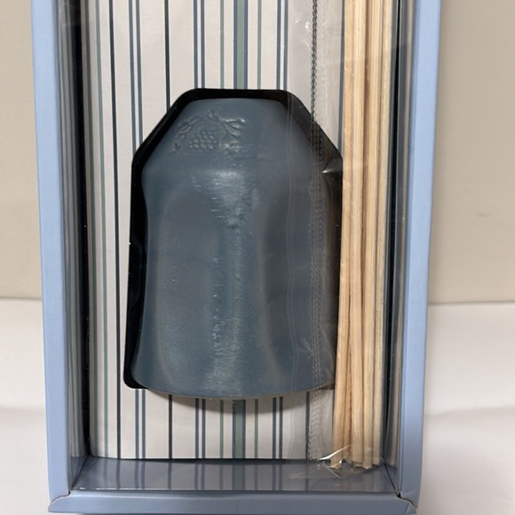 BEE & WILLOW Wild Bluebell Reed Diffuser - Picture 2 of 5